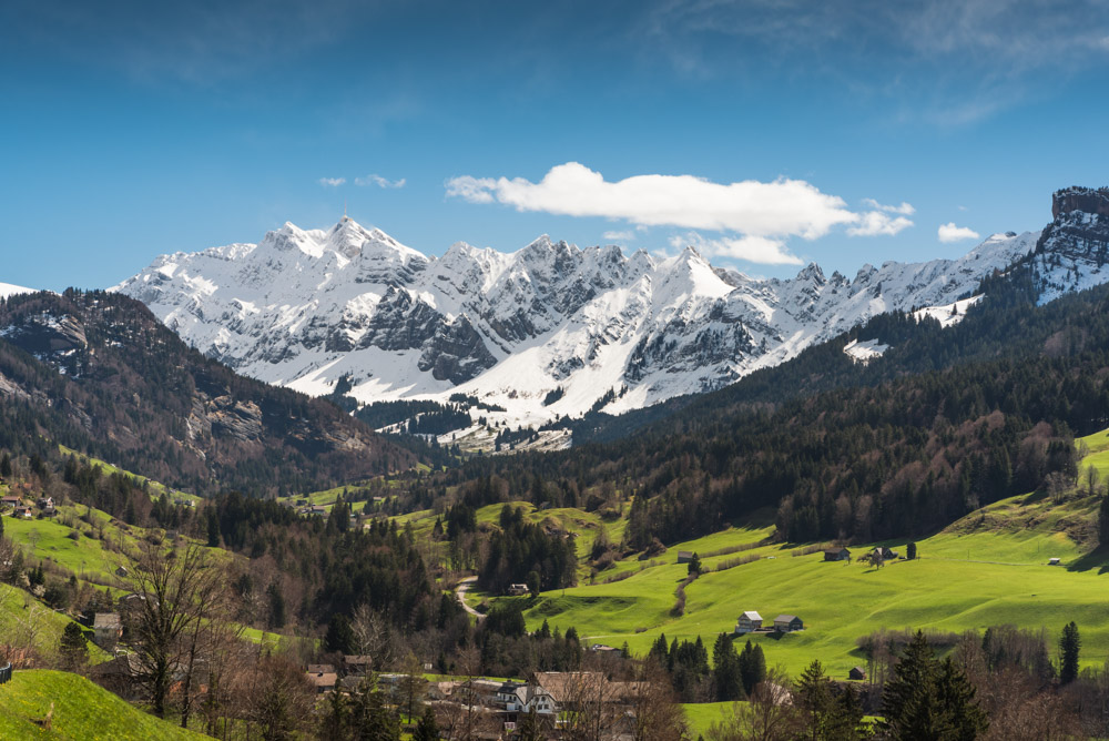 Appenzell'de Alpstein sıradağlarında karla kaplı Säntis zirvesinin manzarası