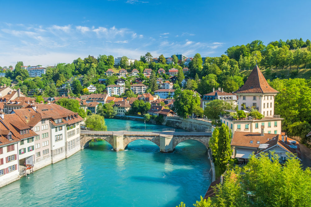 Bern'de Aare Nehri'nin kıvrımında Untertorbrücke köprüsü ve şehir silüeti