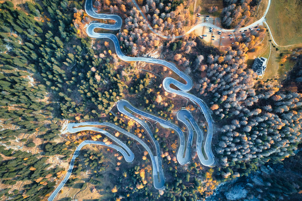 Graubünden kantonunda Maloja Geçidi'nin havadan görünen dramatik virajlı yol