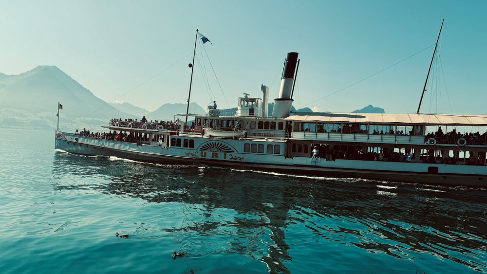 Uri kantonunda Luzern Gölü'nde seyreden tarihi buharlı gemi SS Uri